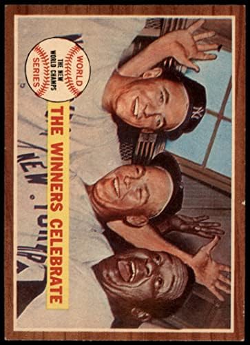 1962 Topps 237 1961-Es World Series - Összefoglaló - A Nyertesek Ünneplik New York/Cincinnati Yankees/Vörösök (Baseball Kártya)