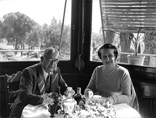 Vintage fotó Vincent Auriolba, valamint felesége ül az asztalnál.