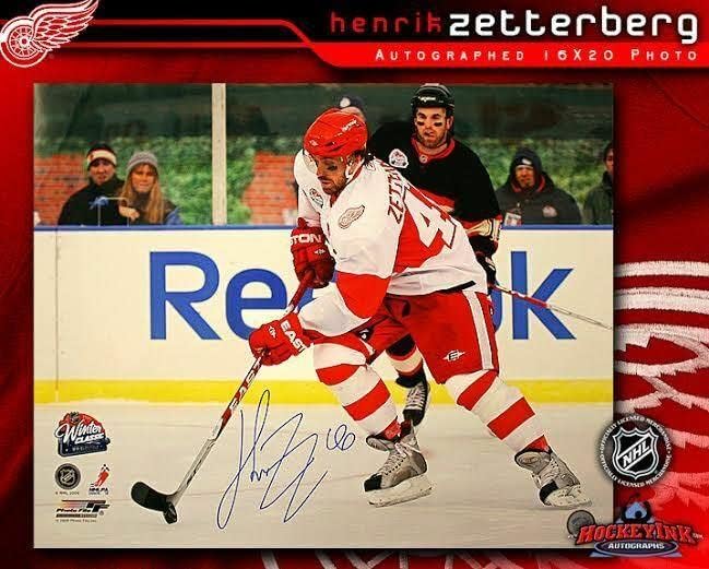 HENRIK ZETTERBERG Aláírt Detroit Red Wings 2009 Téli Klasszikus, 16 x 20 Fotó - Dedikált NHL-Fotók