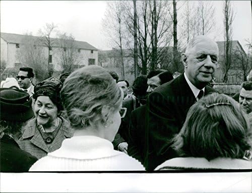 Vintage fotó, a Charles de Gaulle-a feleségem, Yvonne, hogy az emberek beszél.- - Apr-1963