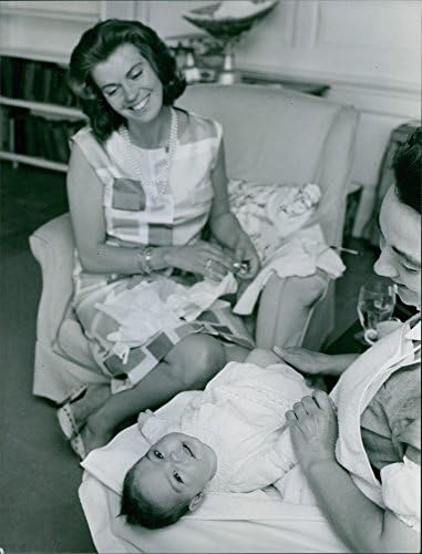 Vintage fotó Hercegnő, Margaretha, nézi gyermek ölében a nővér.